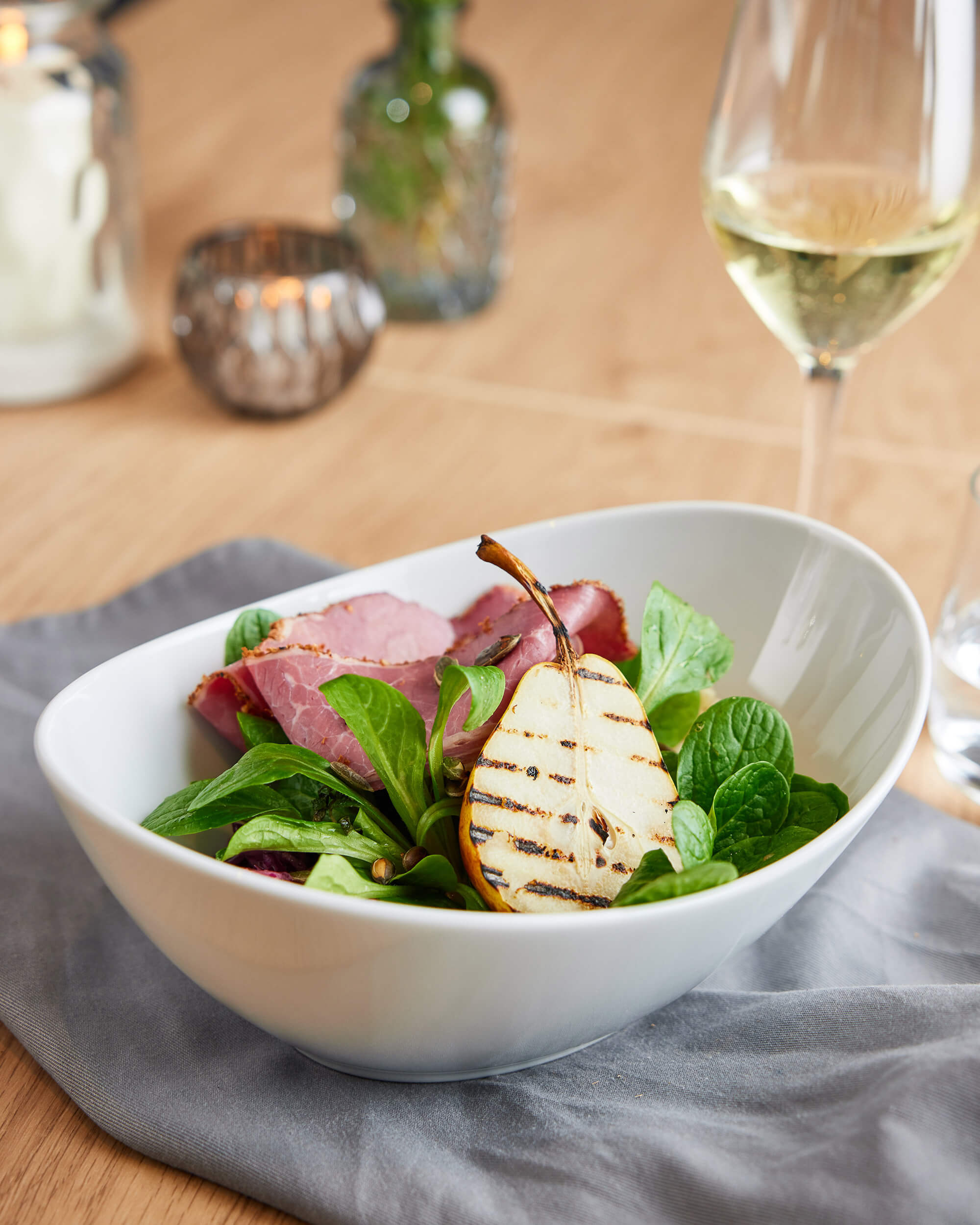 Salat mit Birne und Weißwein auf Tisch